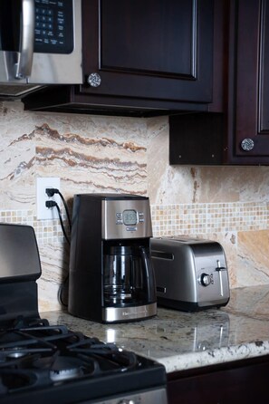 Fridge, microwave, oven, stovetop - Updated Quiet and Comfortable Uptown 1br Apt (New Orleans)