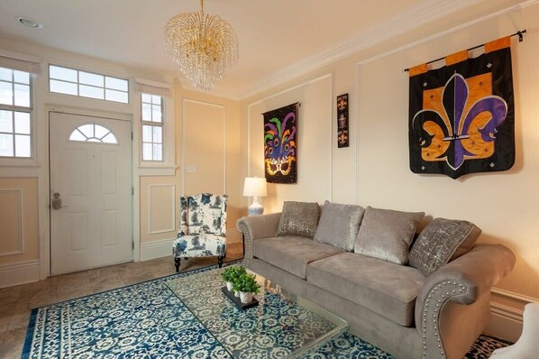 TV, offices - Updated Quiet and Comfortable Uptown 1br Apt (New Orleans)