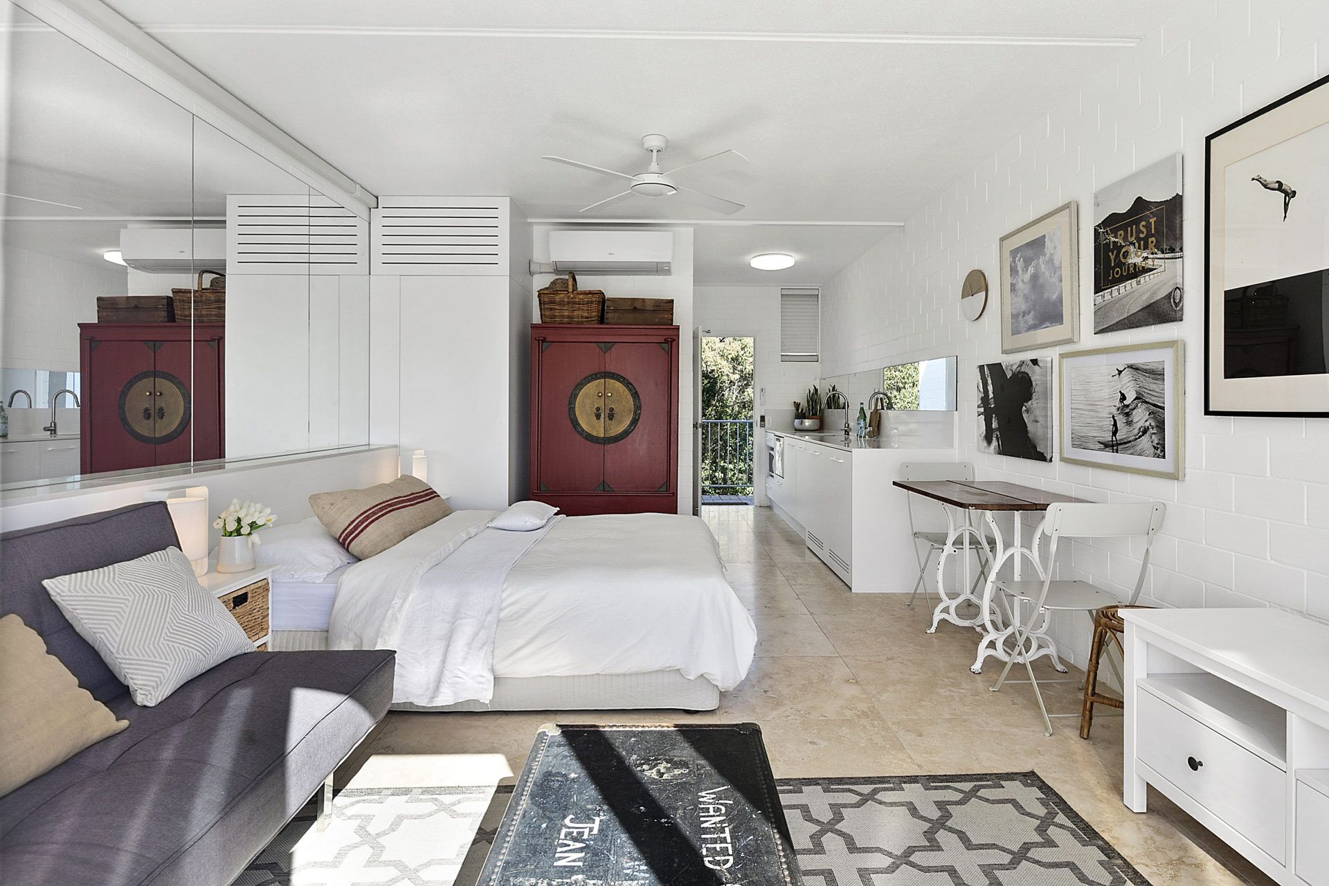 Top floor studio - The Perfect Couples Retreat.  Walk to beach.