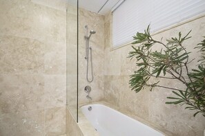 Combined shower/bathtub, towels