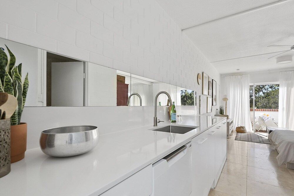 Top floor studio - The Perfect Couples Retreat. Walk to beach.