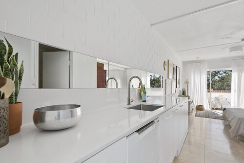 Top floor studio - The Perfect Couples Retreat.  Walk to beach.