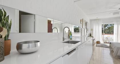 Top floor studio - The Perfect Couples Retreat. Walk to beach.