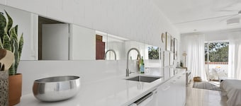 Top floor studio - The Perfect Couples Retreat. Walk to beach.