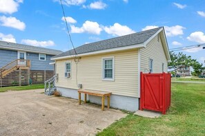 Exterior - 211 - Cute Ocean Side Rental Home - Steps to Ocean (Nags Head)
