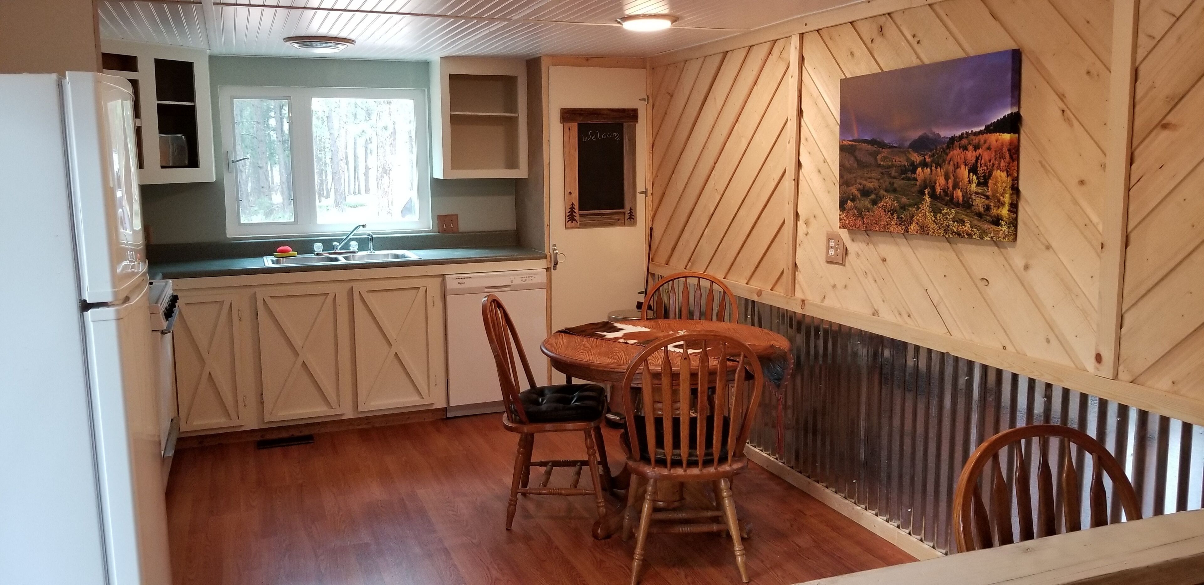 The Bunkhouse in the Pines, the Cozy Western Cabin in the Forest