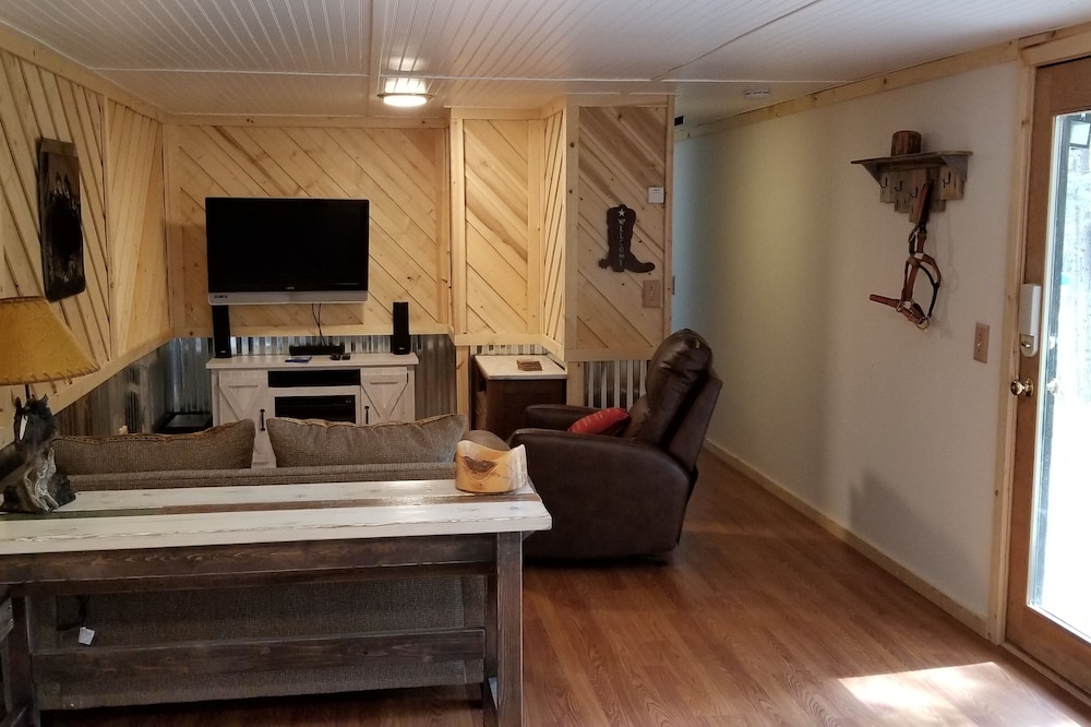 The Bunkhouse in the Pines, the Cozy Western Cabin in the Forest