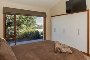 4 bedrooms, iron/ironing board, bed sheets, wheelchair access