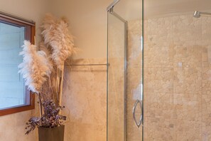 Badewanne, Whirlpool, Haartrockner, Bademäntel