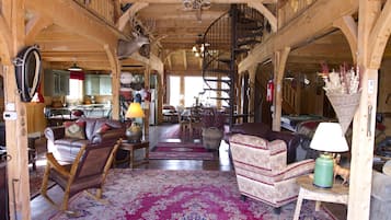 Een smart-tv, een dvd-speler, boeken en een filmbibliotheek