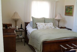 2 bedrooms, iron/ironing board, travel cot, free WiFi - Downtown open space home with a patio garden for the month of August (Charleston)