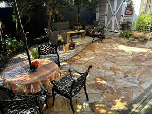 Outdoor dining - Downtown open space home with a patio garden for the month of August (Charleston)