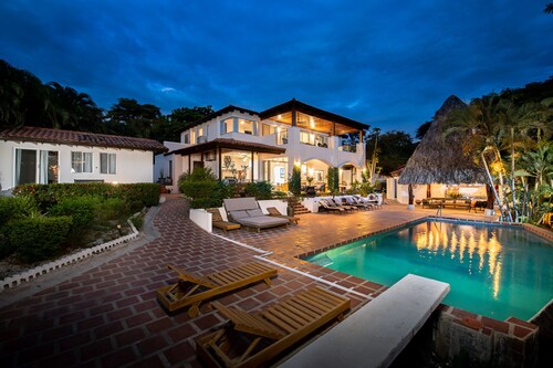 Luxury Beachfront Retreat Perfect for Family Groups/Retreats/Events 9-10BR/10 BA