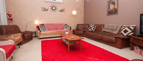 Fernseher, Videospiele, DVD-Player, Tischtennisplatte