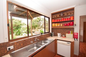 Fridge, microwave, oven, stovetop - Good Vibrations Beach house (St Leonards VIC)