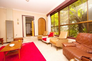 TV, video games, DVD player, ping pong - Good Vibrations Beach house (St Leonards VIC)