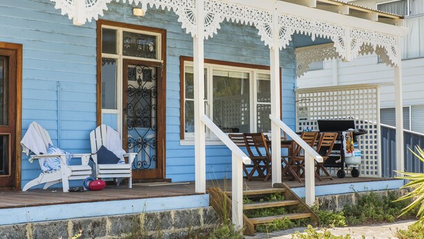 A blue house with a porch, a piano, and outdoor seating. - Doc's Cottage Lancelin - Ocean Views - Pet Friendly. (Lancelin)