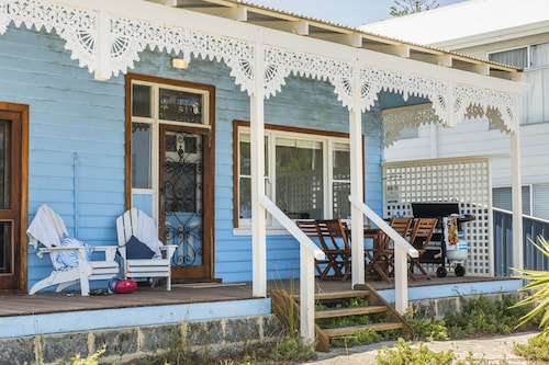 Doc's Cottage Lancelin - Ocean Views - Pet Friendly.