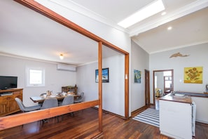 Interior - Doc's Cottage Lancelin - Ocean Views - Pet Friendly. (Lancelin)