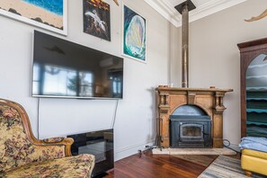 TV, fireplace - Doc's Cottage Lancelin - Ocean Views - Pet Friendly. (Lancelin)