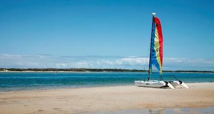 Golden Shores Unit 3, 21 Landsborough Parade