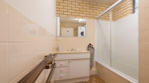 Combined shower/bathtub, free toiletries, towels - Golden Shores Unit 3, 21 Landsborough Parade (GOLDEN BEACH)