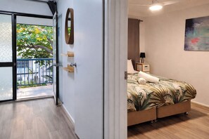 1 habitación, tabla de planchar con plancha y ropa de cama 