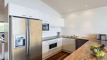 Køleskab, mikrobølgeovn, ovn, kogeplade