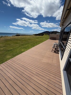 Terrace/patio - Sandy Shores on Irby - Beach frontage at beautiful Sisters Beach (Sisters Beach)
