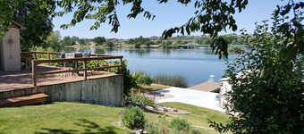 Incroyable détente à la maison sur la rivière Snake avec vue sur la rivière et quai de bateau.