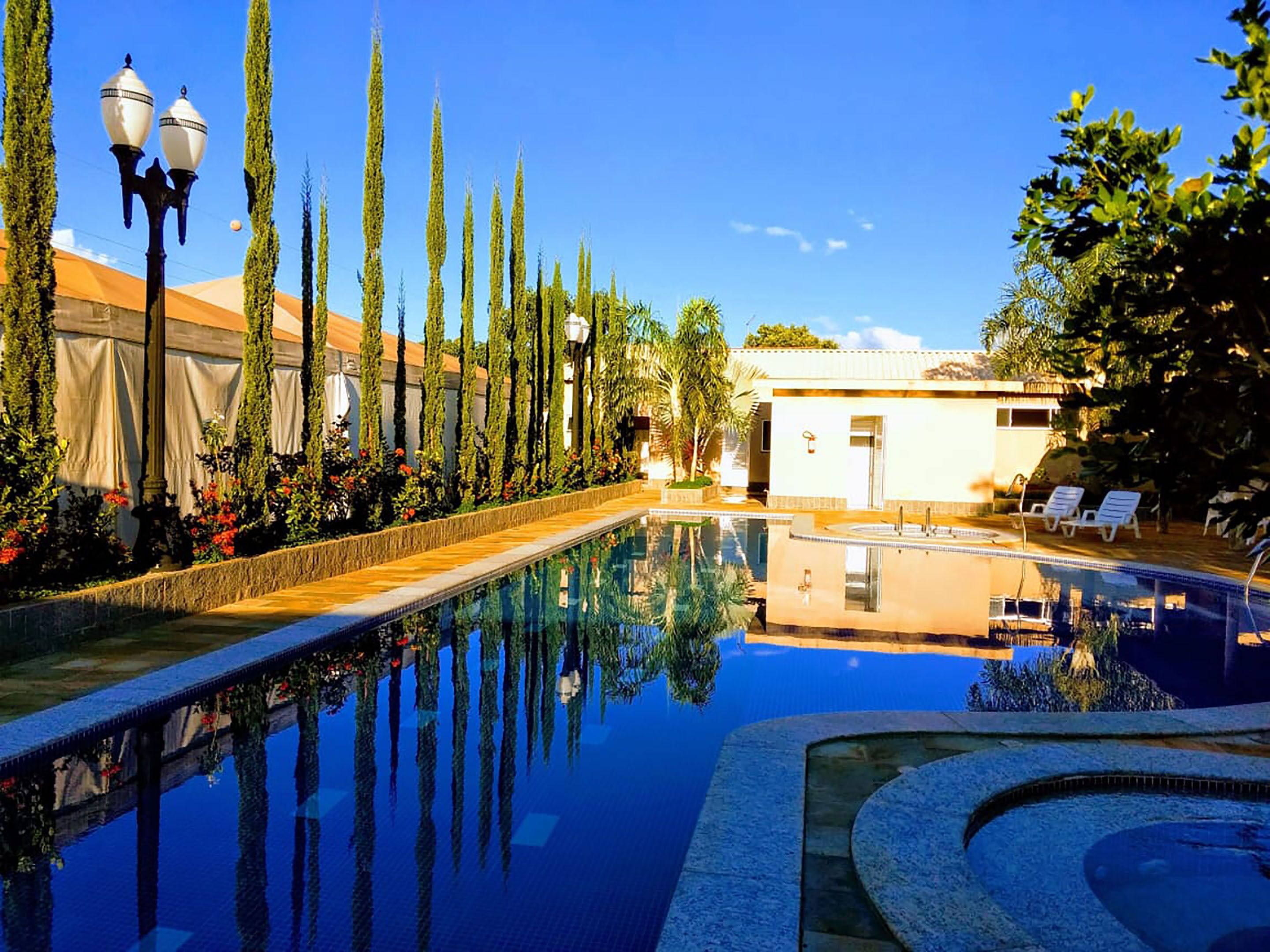 Piscine extérieure, piscine chauffée, chaises longues