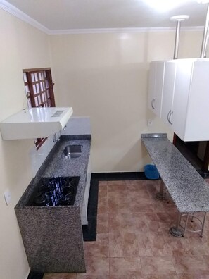 Fridge, microwave, oven, stovetop - PUNTA CALDAS > CASA 1 > R$686/CASA/NOITE > ACOMODA ATÉ 10 (Caldas Novas)