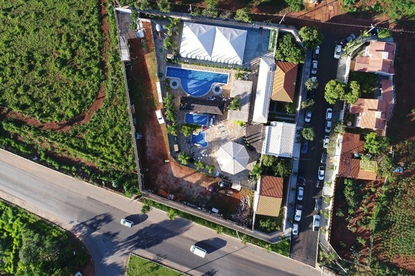 Vista aérea do Punta Caldas com suas 4 casas e Parque Aquático.