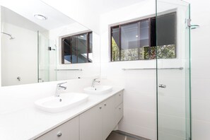Towels - 3 level Unit in close proximity to Deadmans Beach with ocean views. (Point Lookout)