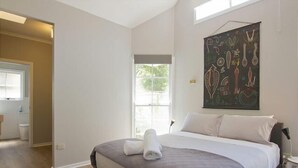 Unclassified image, 2 of 16, button - Atticus Cottage, Bright (Bright)