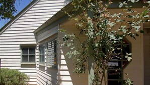 Unclassified image, 5 of 16, button - Atticus Cottage, Bright (Bright)