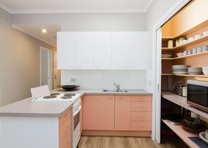 Fridge, microwave, oven, toaster - Atticus Cottage, Bright (Bright)