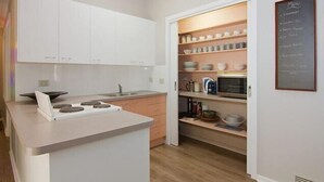 Unclassified image, 3 of 16, button - Atticus Cottage, Bright (Bright)