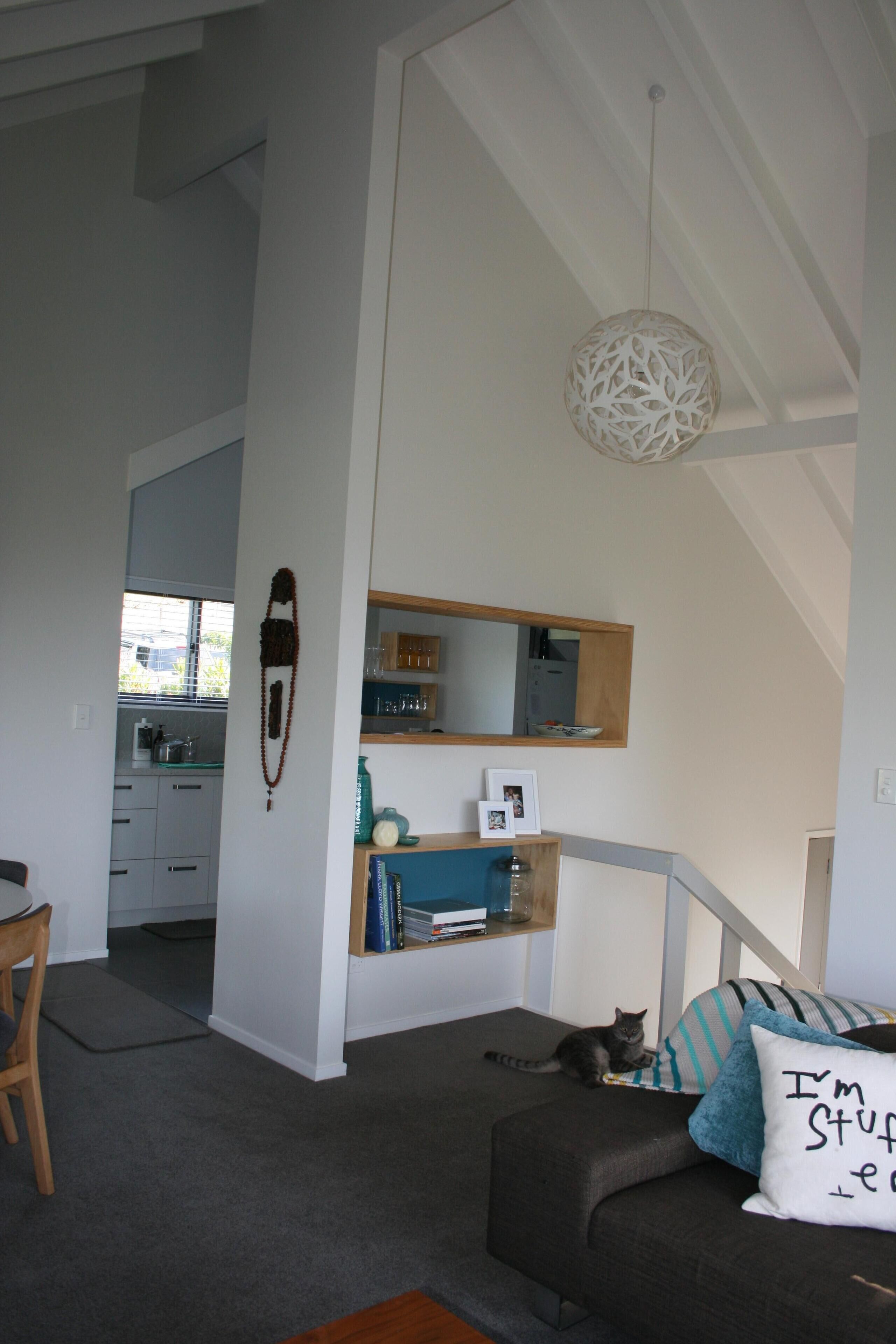 TV, DVD-spiller, bøker og stereoanlegg