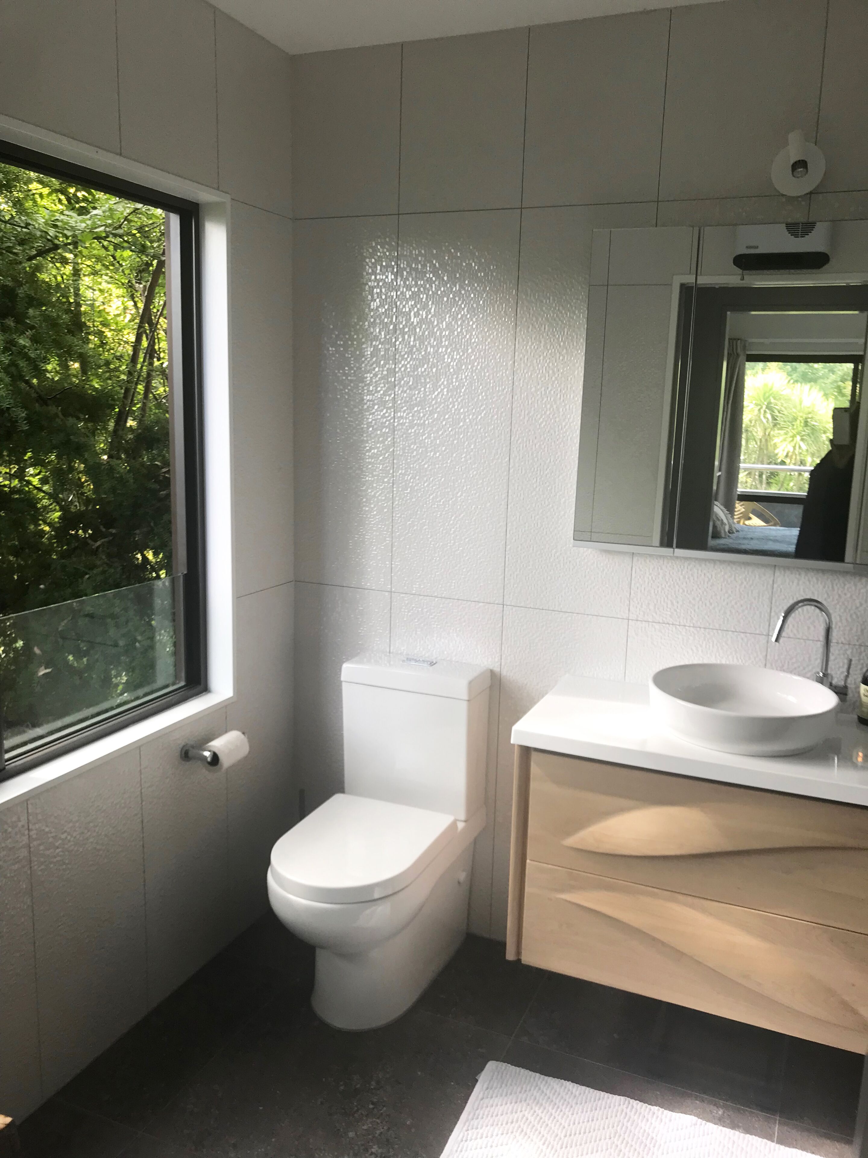 Douche, séchoir à cheveux, serviettes fournies, savon