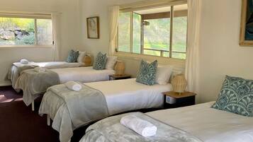 6 bedrooms, desk, free WiFi, bed sheets