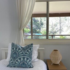 6 makuuhuonetta, työpöytä, ilmainen Wi-Fi, vuodevaatteet