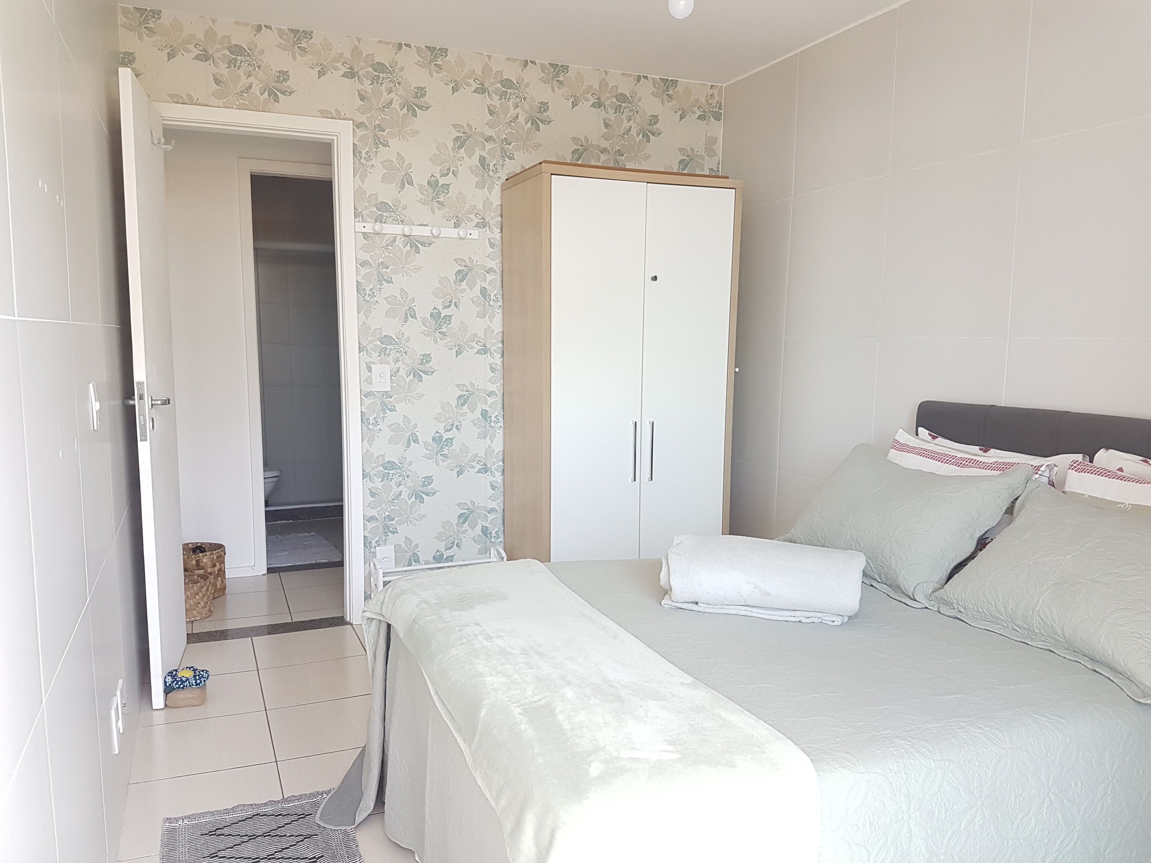 1 quarto, escrivaninha, ferros/tábuas de passar roupa, Wi-Fi de cortesia