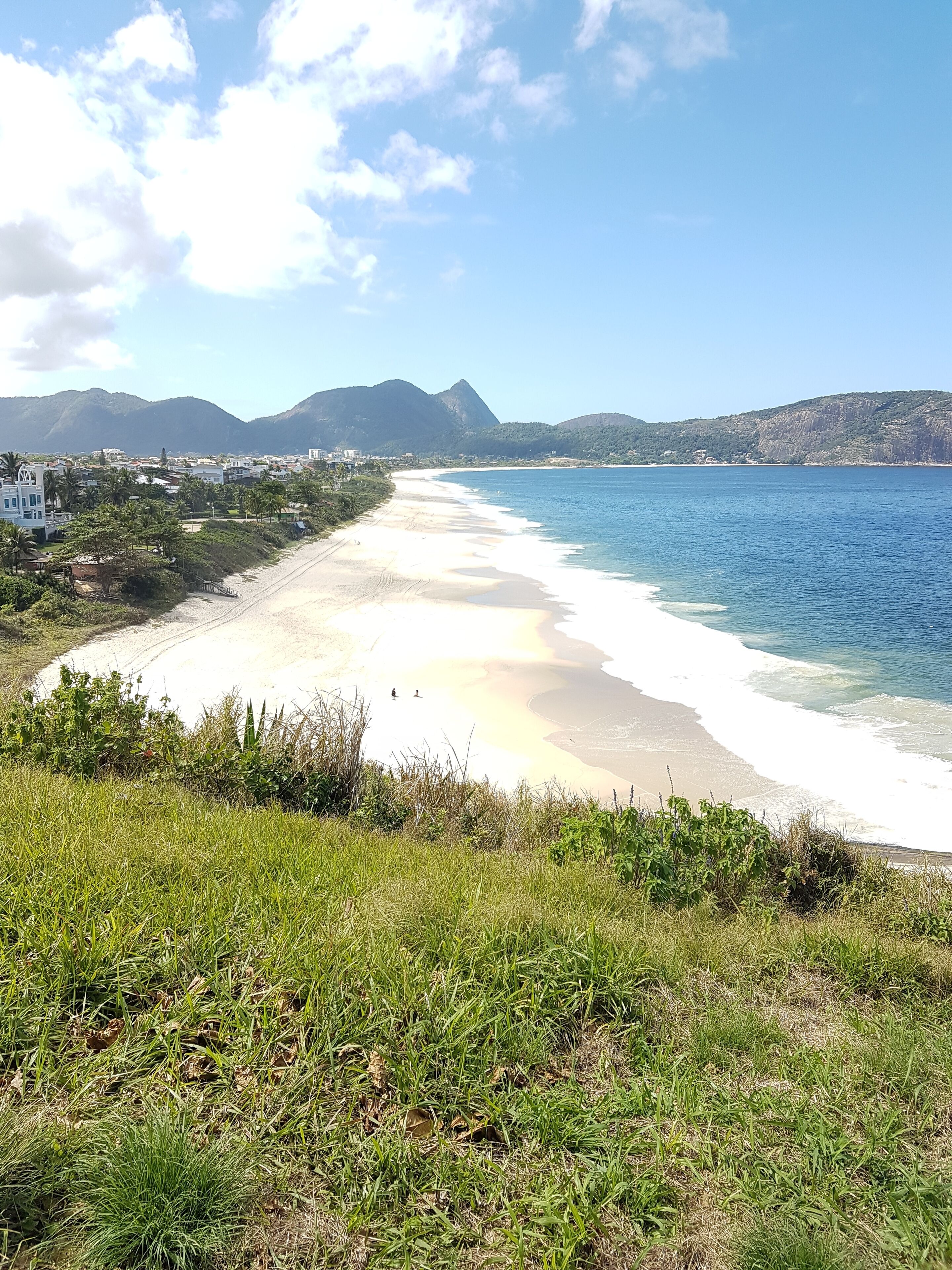 Perto da praia, espreguiçadeiras 