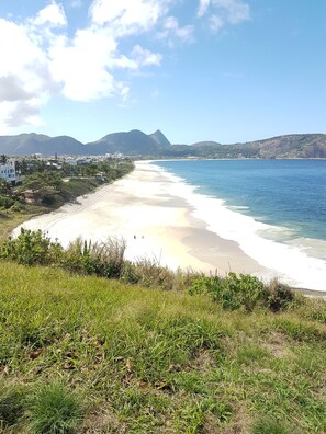 Plage à proximité, chaises longues