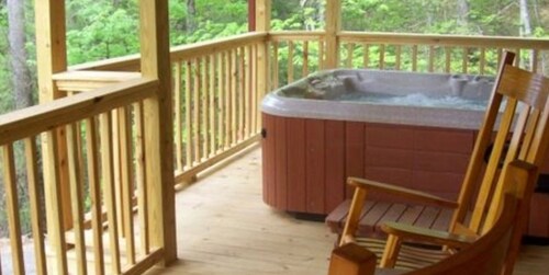 Treetops Cabin-Peaceful 1BR 20-Acre Rural Retreat-HotTub-WiFi-Near Asheville