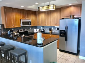 Jääkaappi, mikroaaltouuni, uuni, liesi