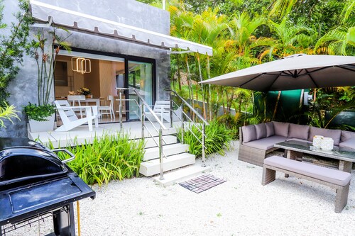 5 star BEACH SIDE LUXURY APARTMENT/CHEF SERVICE BKFAST