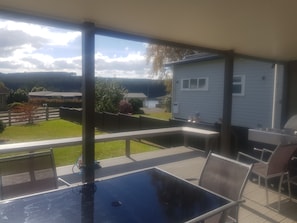 Outdoor dining - Mango Haven. The Mangakino secret is out
Linen not supplied (Mangakino)