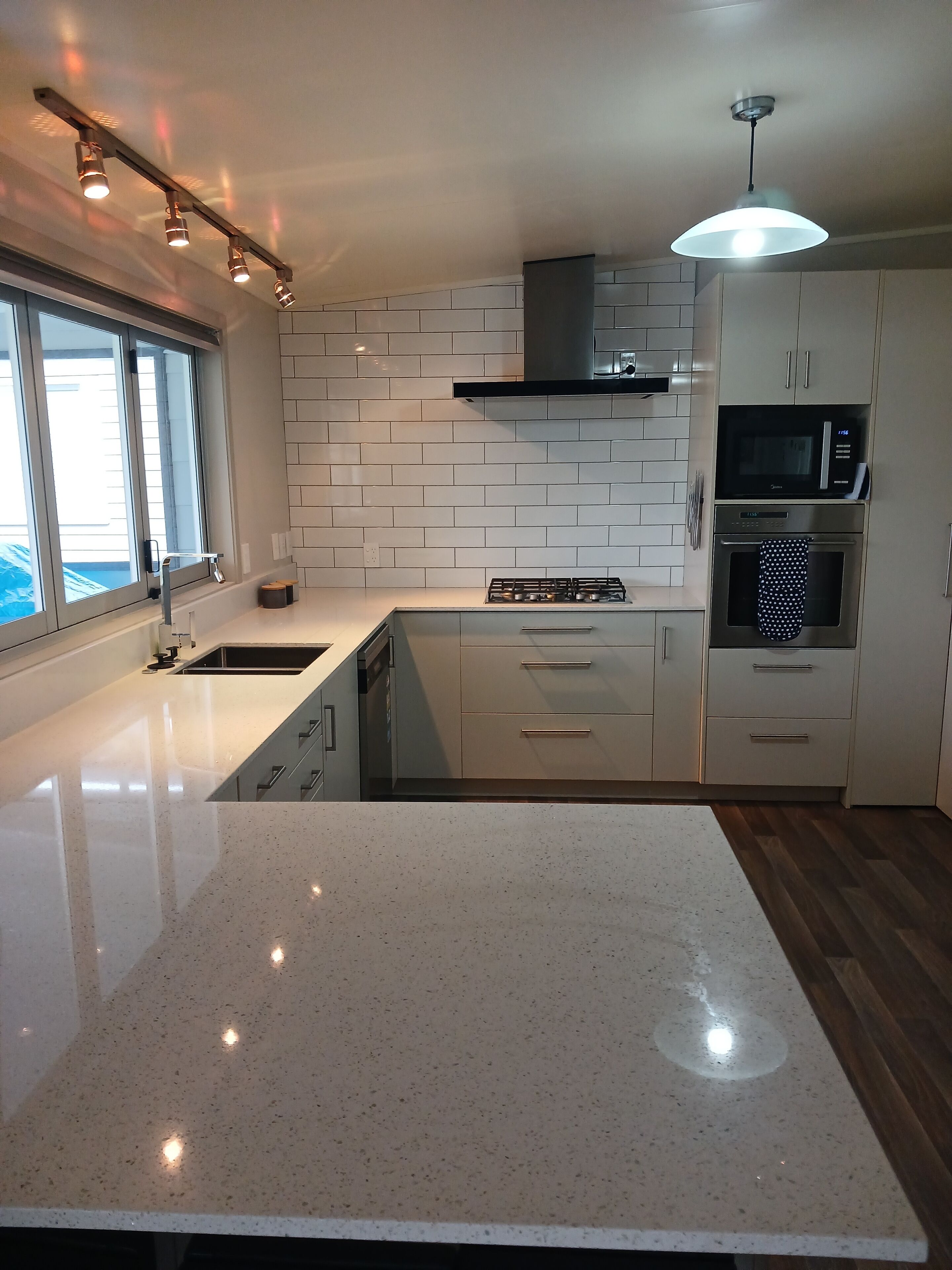 ثلاجة، ميكروويف، فرن، موقد طهي مسطح